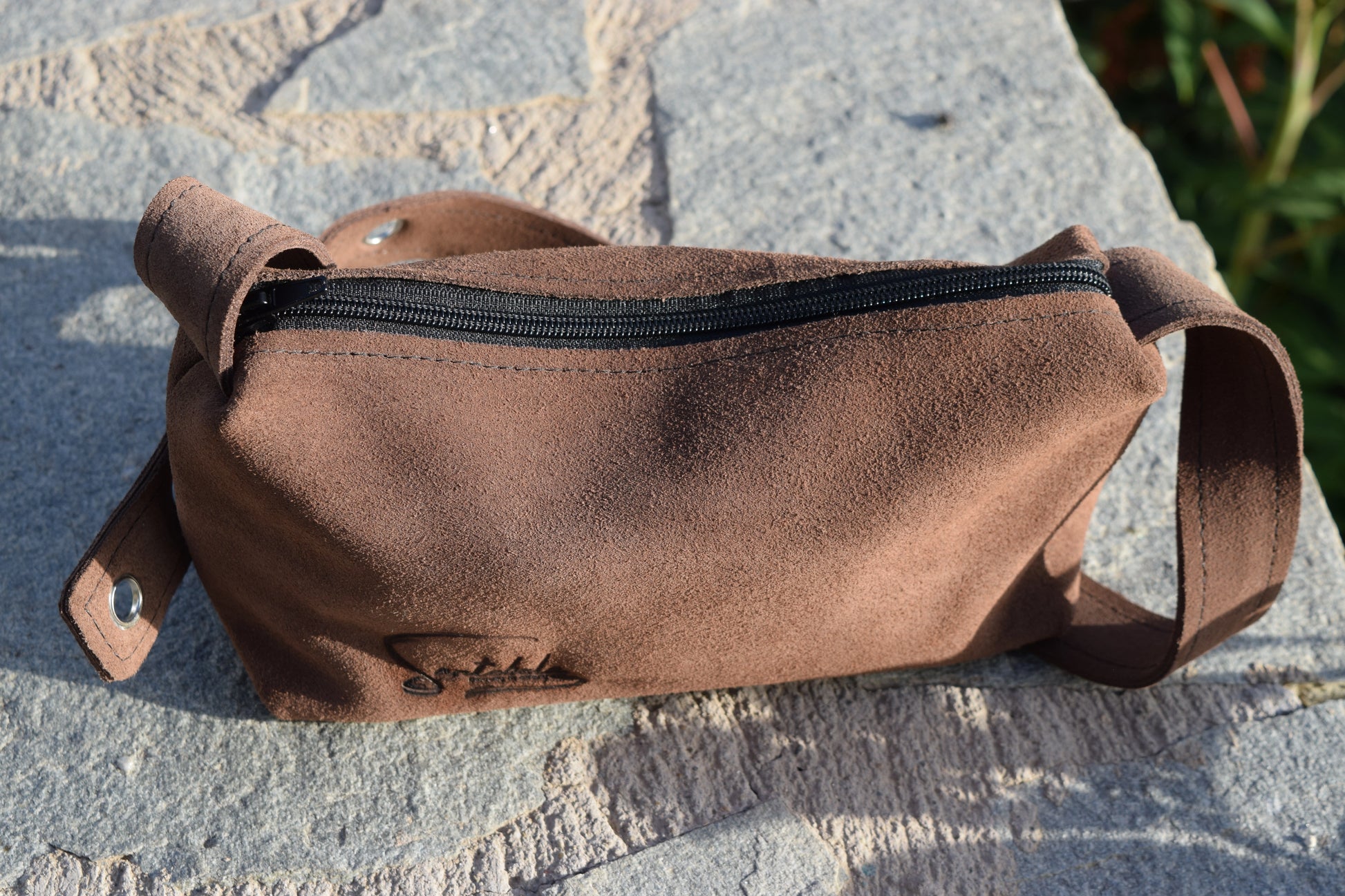 Polished closure with elegant black zipper of the Brown Velour Luna Shoulder Bag – understated luxury in Italian velour by Santebela.