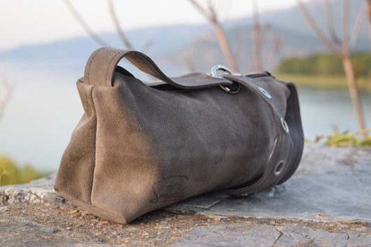 Elegant versatile shoulder bag in soft grey Italian calfskin leather with refined stitching and subtle hardware – timeless handmade craftsmanship by Santebela