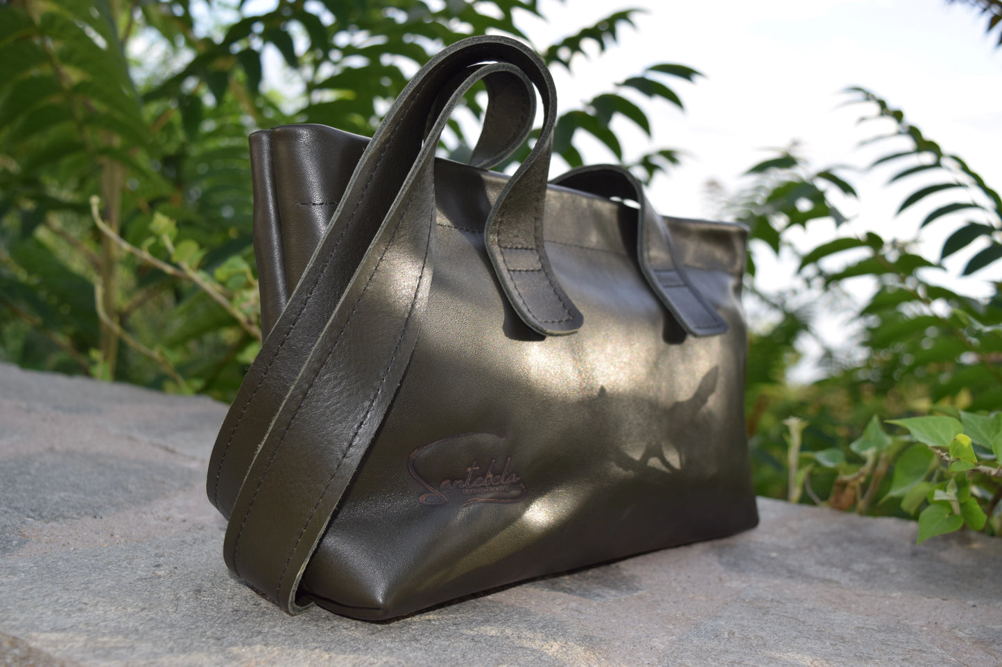 Long strap detail on the Dark Green Olive Leather Tote Bag, emphasizing refined stitching and luxury Italian craftsmanship by Santebela