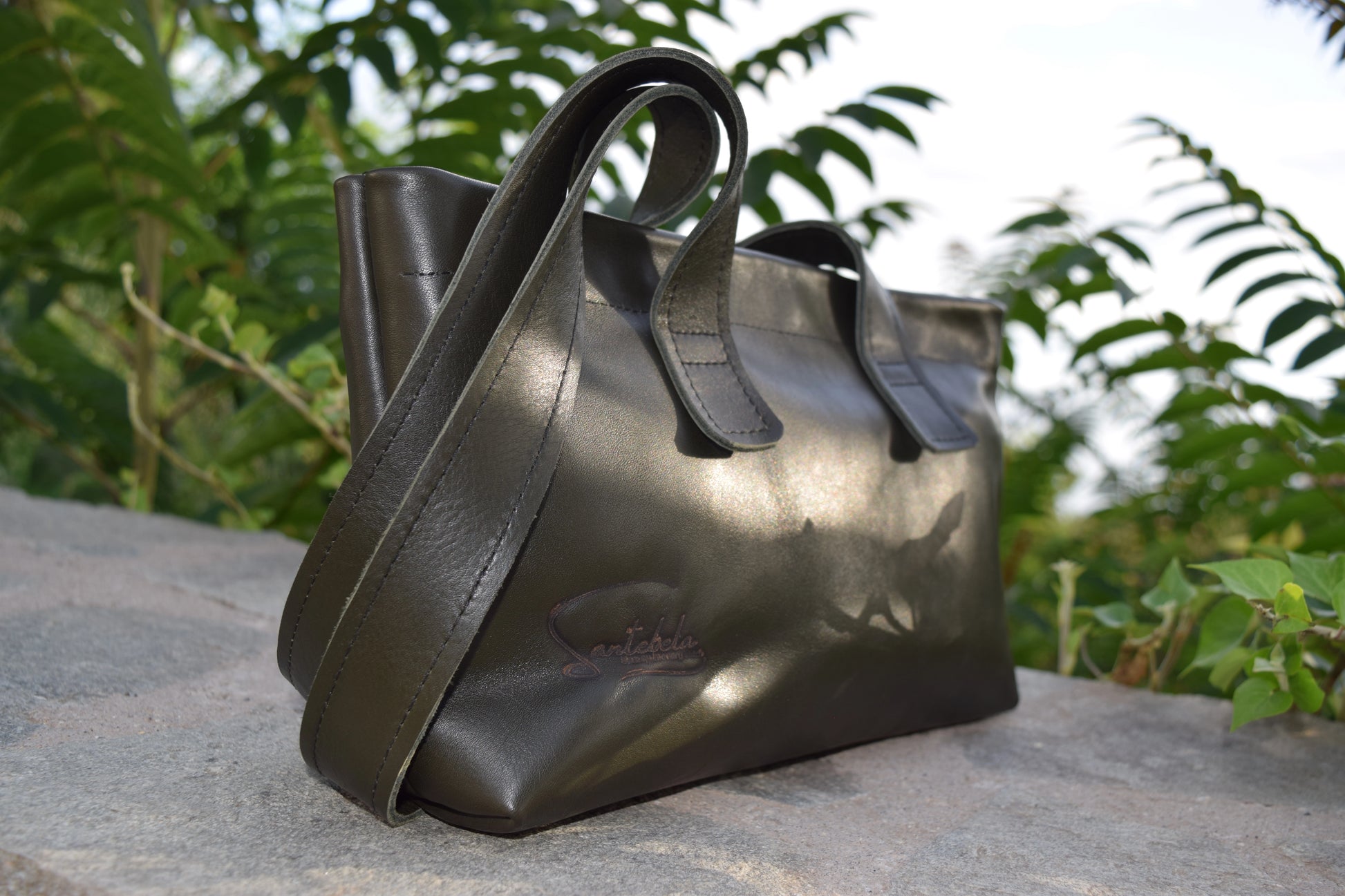 Long strap detail on the Dark Green Olive Leather Tote Bag, emphasizing refined stitching and luxury Italian craftsmanship by Santebela