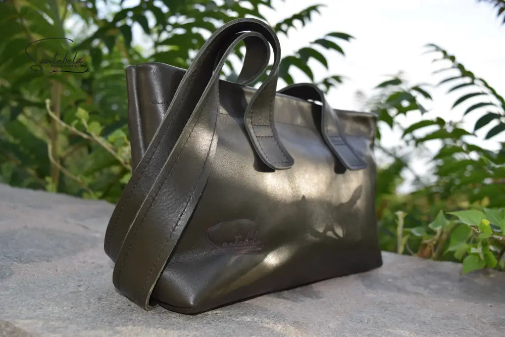 Long strap detail on the Dark Green Olive Leather Tote Bag, emphasizing refined stitching and luxury Italian craftsmanship by Santebela